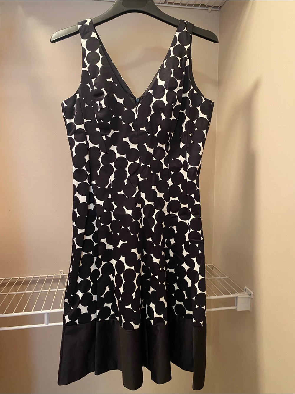 NEW Jones Wear Dress Black & White V-Neck Sleeveless Size 10